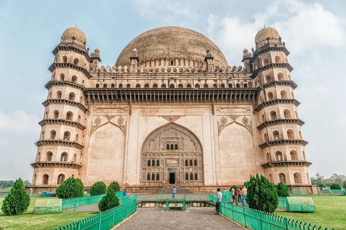 Gol Gumbaz Vijayapura – tour by Solapur Car Rental Service, Shourya Tours & Travels
